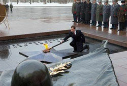 Медведев лично зажег вечный огонь у стен Кремля