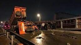 Грузовик в Екатеринбурге обрушил пешеходный мост (ВИДЕО)