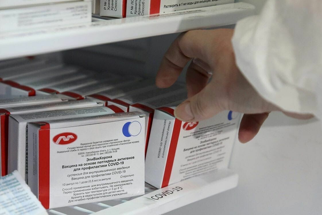 Первая партия вакцины "ЭпиВакКорона-Н" поступила в гражданский оборот