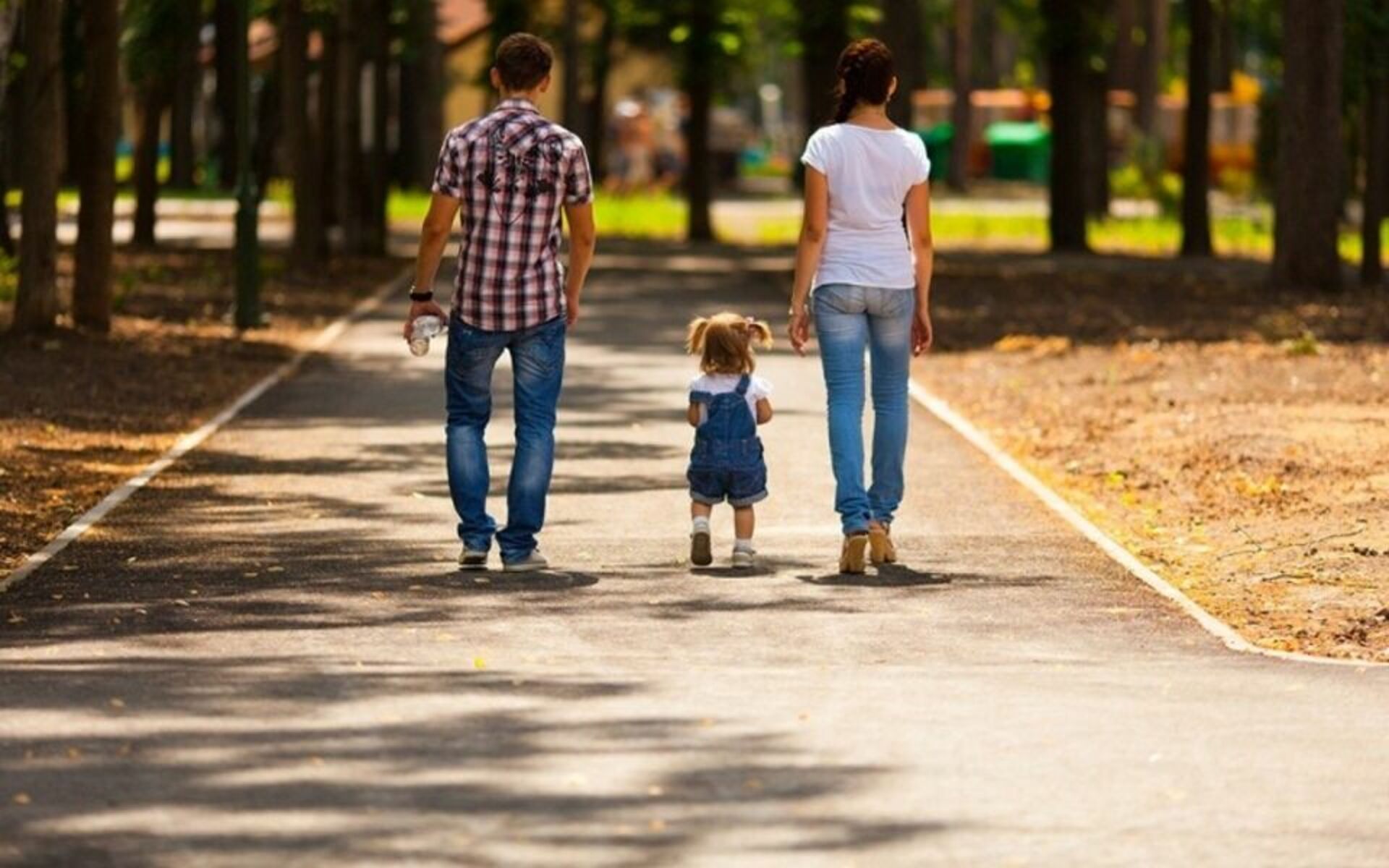 Мама с марусей любят гулять в парке. Гулять в парке. Прогулка. Прогулка в парке с детьми. Семья на прогулке.