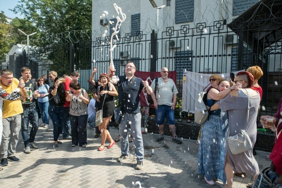 Захарченко в Киеве помянули у посольства РФ шампанским и курятиной