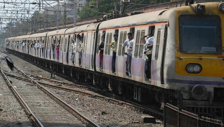 Число жертв крушения поезда в Индии выросло до 32
