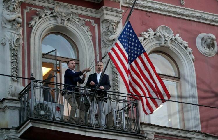 Сотрудники консульства США в Санкт-Петербурге сняли флаг своей страны