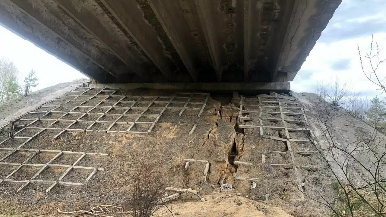 «Рухнет в любой момент»: на Урале перекрыли трассу из-за угрозы обрушения моста
