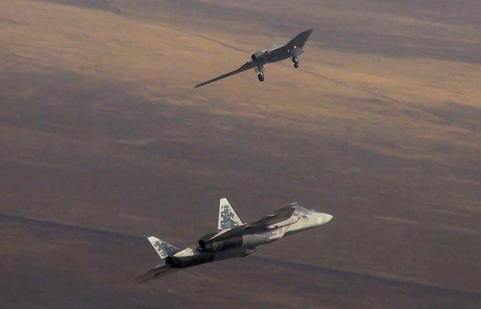 Новый боевой беспилотник "Охотник" впервые полетел вместе с истребителем Су-57