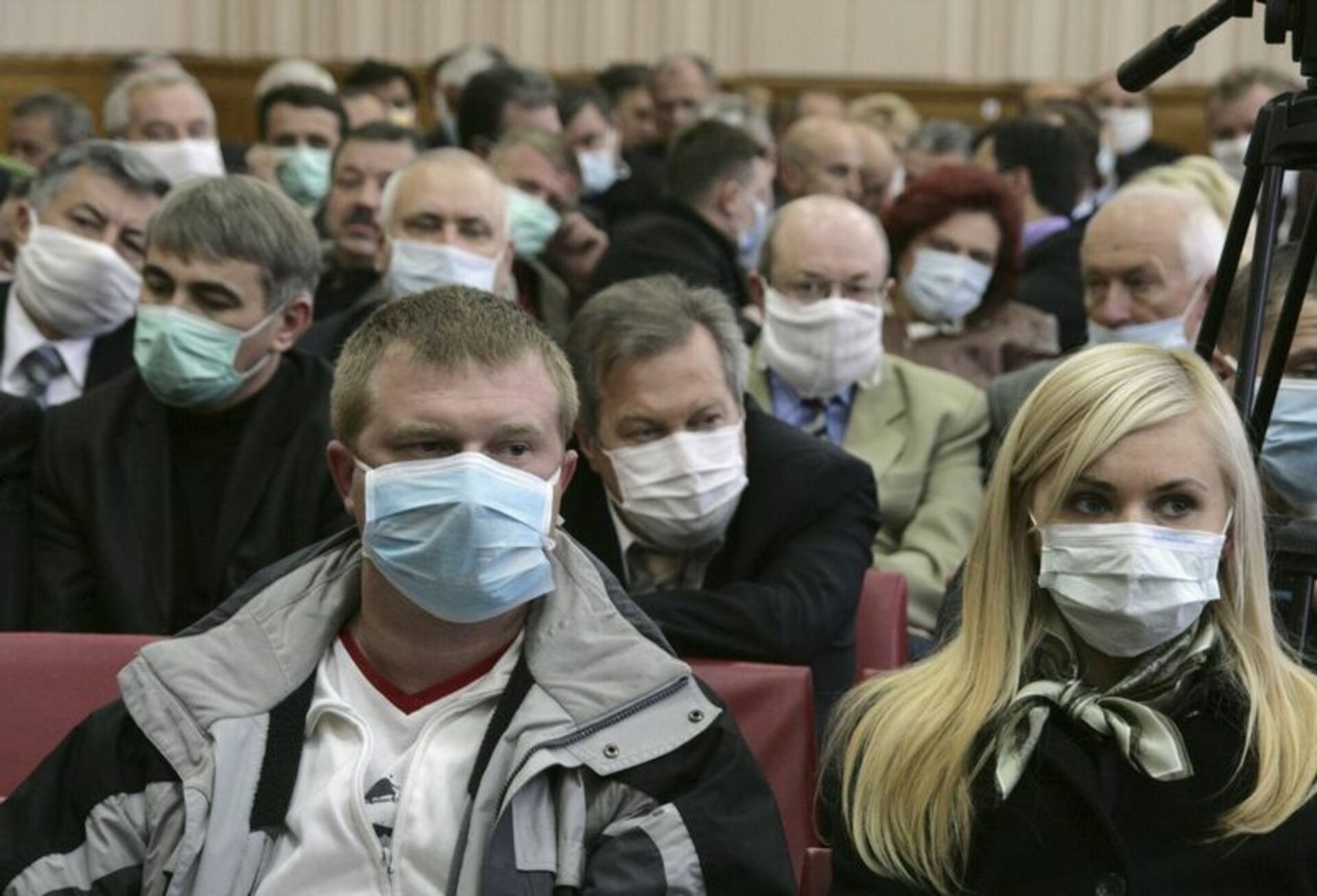 Эпидемии и инфекционные заболевания. Толпа в масках медицинских. Совещание в масках медицинских. Люди в масках медицинских Россия. Человек в марлевой маске.