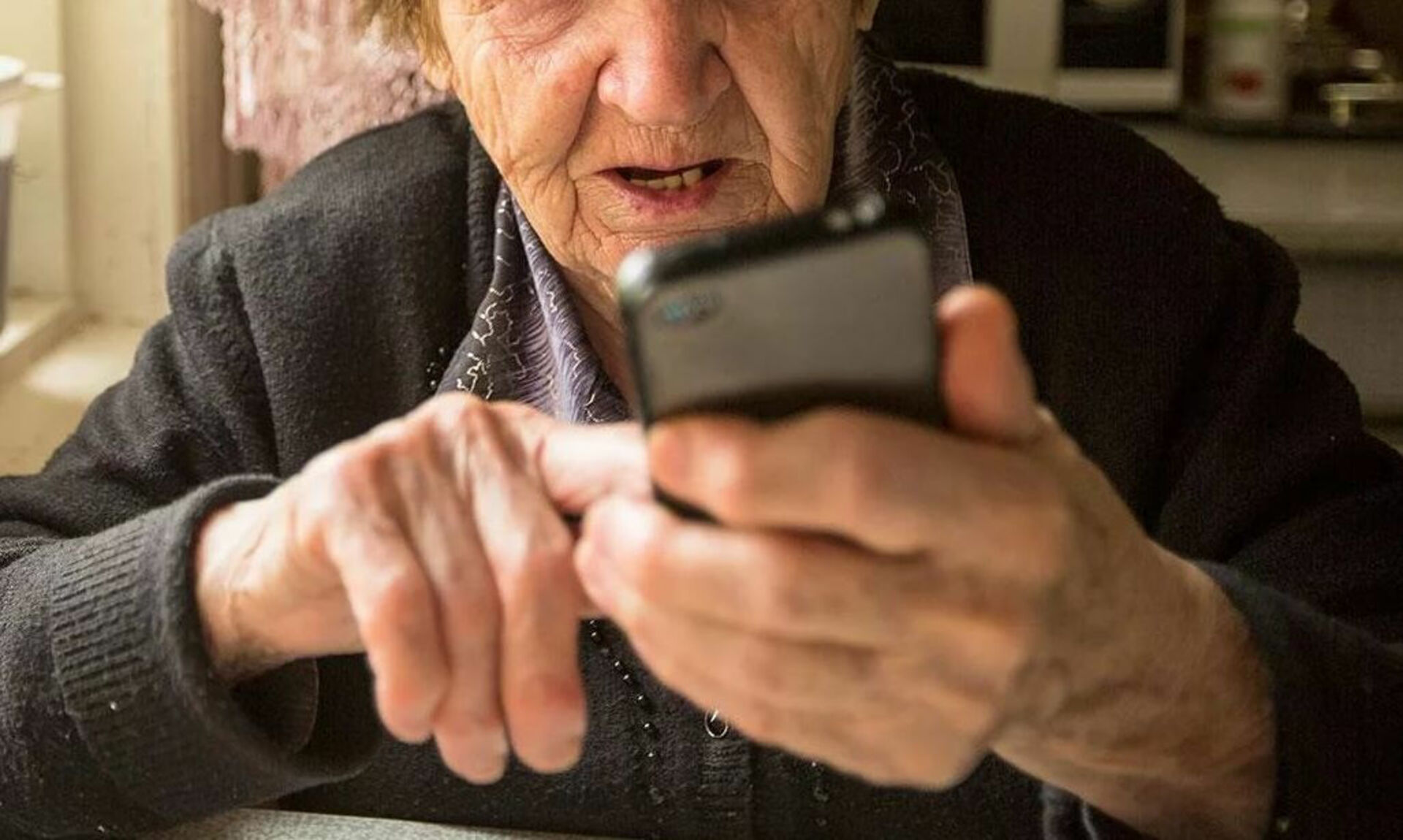 Мошенничество пожилые. Телефон для пенсионеров. Мошенники обманули пенсионерку. Пенсионерка с телефоном. Бабушка с телефоном.