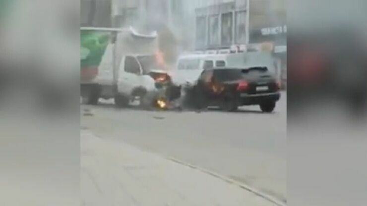 В Махачкале прохожие достали мужчину из горящего авто (видео)