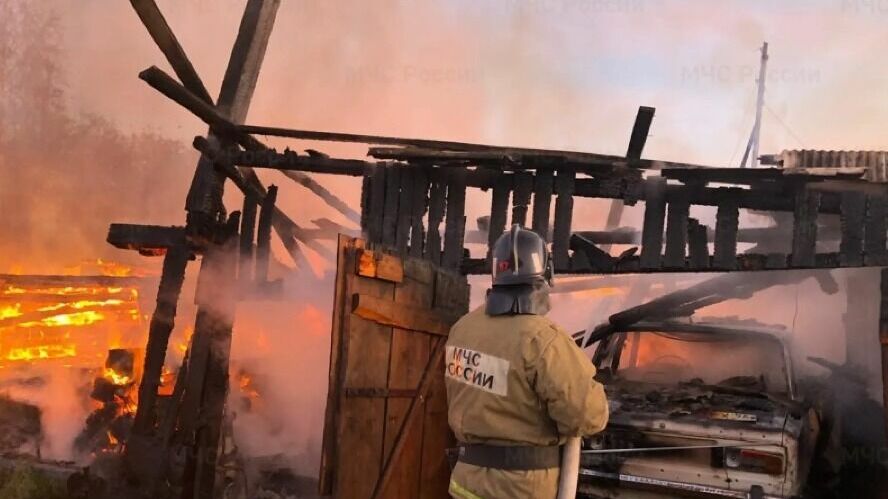 В поселке Сосьва Свердловской области пожар уничтожил сотню строений