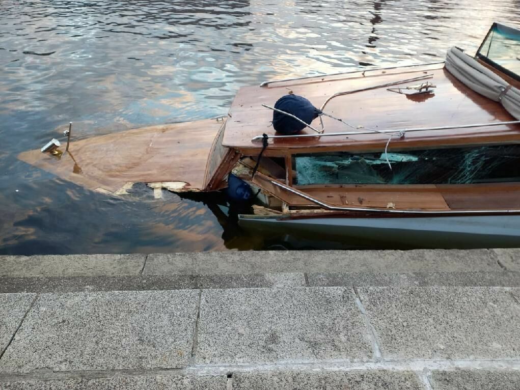 В Петербурге прогулочный катер столкнулся с опорой моста и затонул
