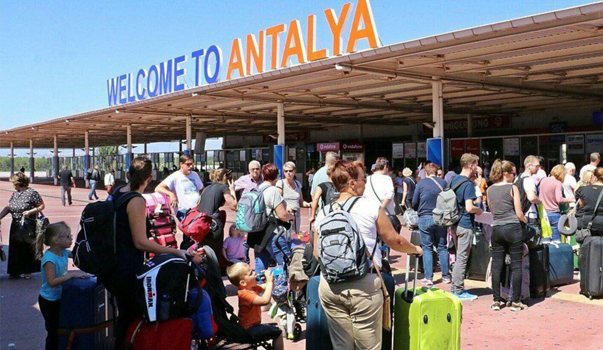 Ехать ли в турцию в мае. Российские туристы в Анталье. Туристы в Турции. Российские туристкитв Турции. Российские туристы в аэропорту Турции.