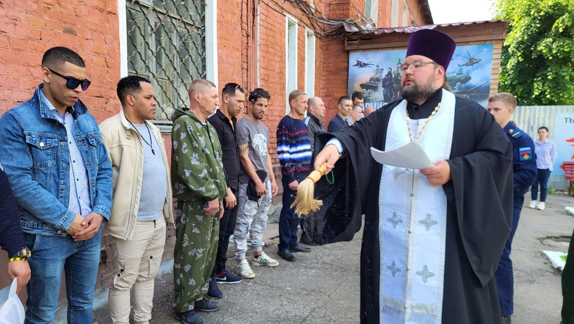 Российский батюшка благословляет кубинских атеистов на контракт в Украине