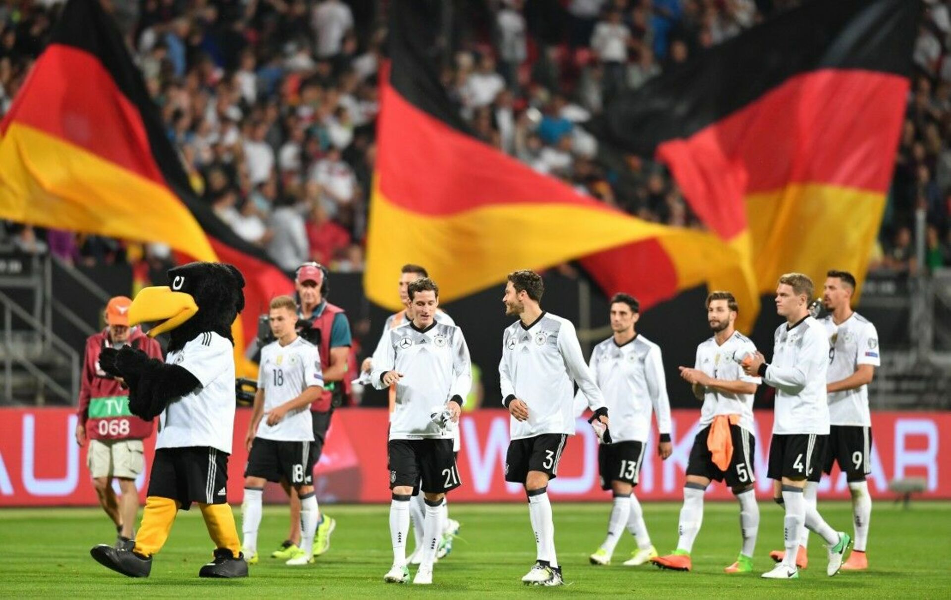 Футбол германия время. Футбол в Германии. Сборная Германии по футболу. Немецкий футбол. Спорт в Германии.