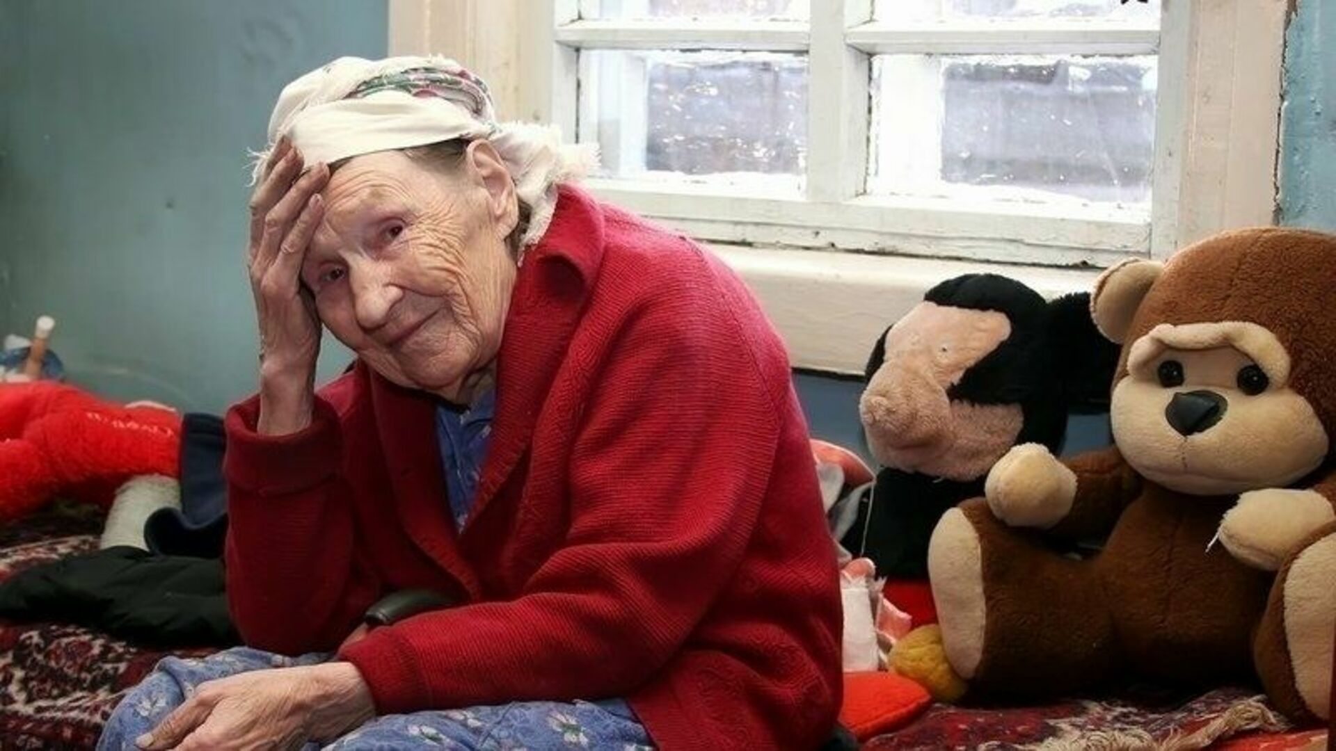 Пенсионеров кинули. Одиночество пожилых людей. Старички в доме престарелых. Одинокие пожилые люди. Одинокие престарелые люди.