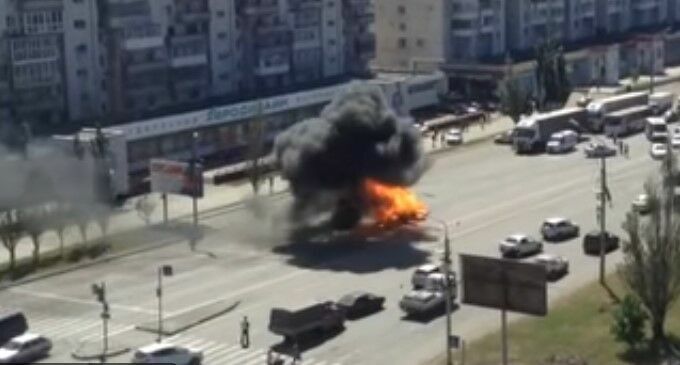 Видео: в Омске посреди улицы взорвался автомобиль