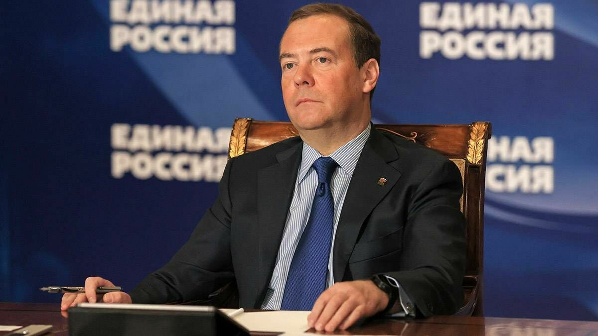 Дмитрий Медведев назвал абсурдными обвинения против Виктора Медведчука