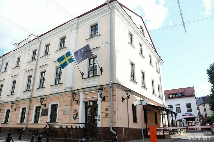Двое белорусов спрятались от силовиков в посольстве Швеции и просят политубежища