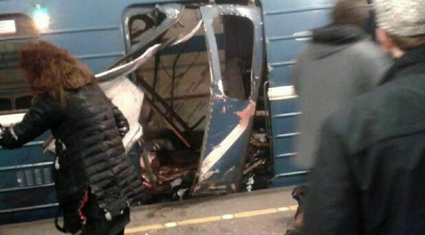  Фото 1. Вид вагона метро, за дверями которого располагался эпицентр взрыва.
