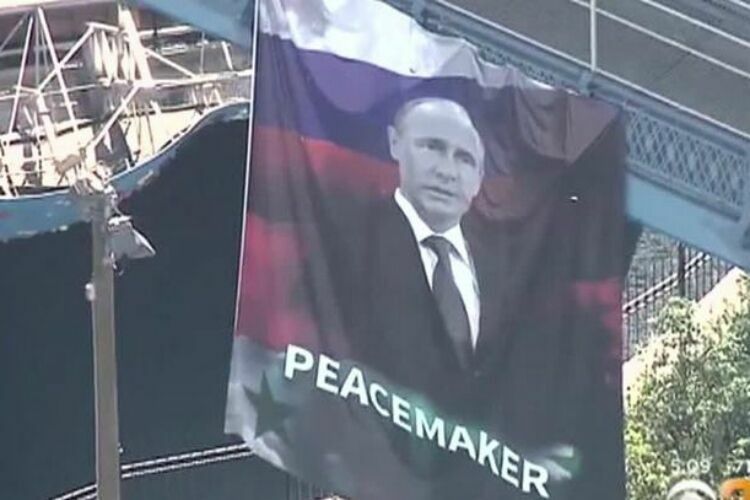 В Нью-Йорке вывесили баннер с портретом Путина и подписью «миротворец»