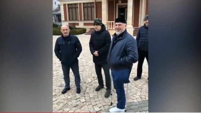 "Новая газета": Кадыров снялся на видео с разыскиваемым за убийство преступником