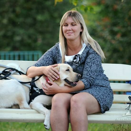 Юлия Дьякова со своей собакой - поводырем Дианой