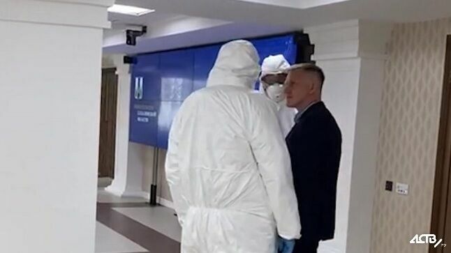 Охранники в химзащите защитили сахалинского губернатора от несамоизолировавшегося