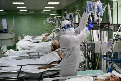 Число умерших от коронавируса за сутки в РФ впервые превысило 800 человек