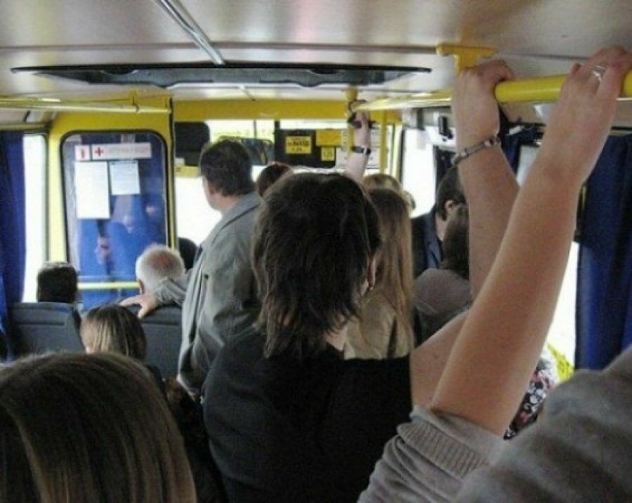 Прокуратура помогла старушке отсудить 300 тысяч за падение в автобусе