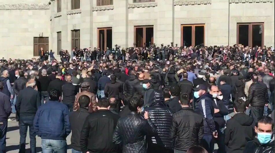В Ереване митингующие требуют отставки Никола Пашиняна