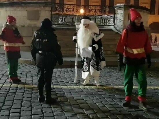 Протестовавшего против отмены елок Деда Мороза оштрафовали на 10 тысяч рублей