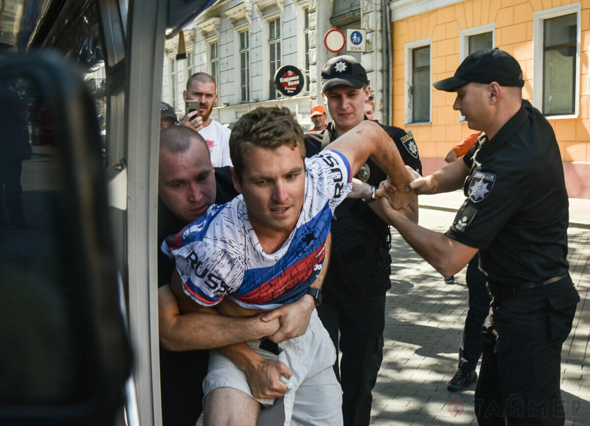 Задержанные украинцы. В Одессе задержали американца в футболке с флагом России. Американец в Одессе в футболке. Нацистская полиция Украины. Украинские полицейские.