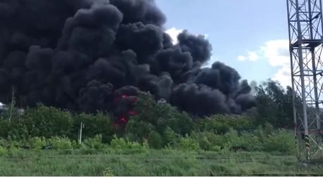 На юго-востоке Москвы горит склад макулатуры (Видео)
