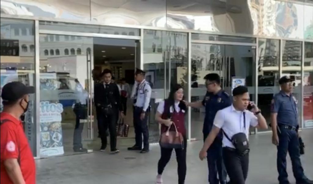 Уволенный охранник взял в заложники 30 человек в ТЦ на Филиппинах