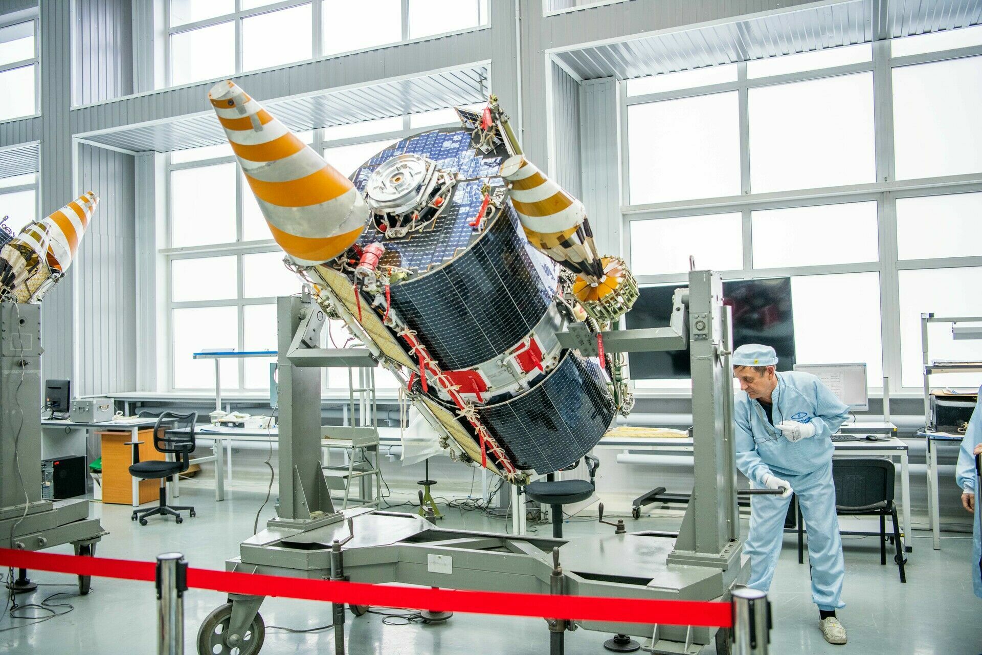 Началось производство первого полностью российского спутника связи