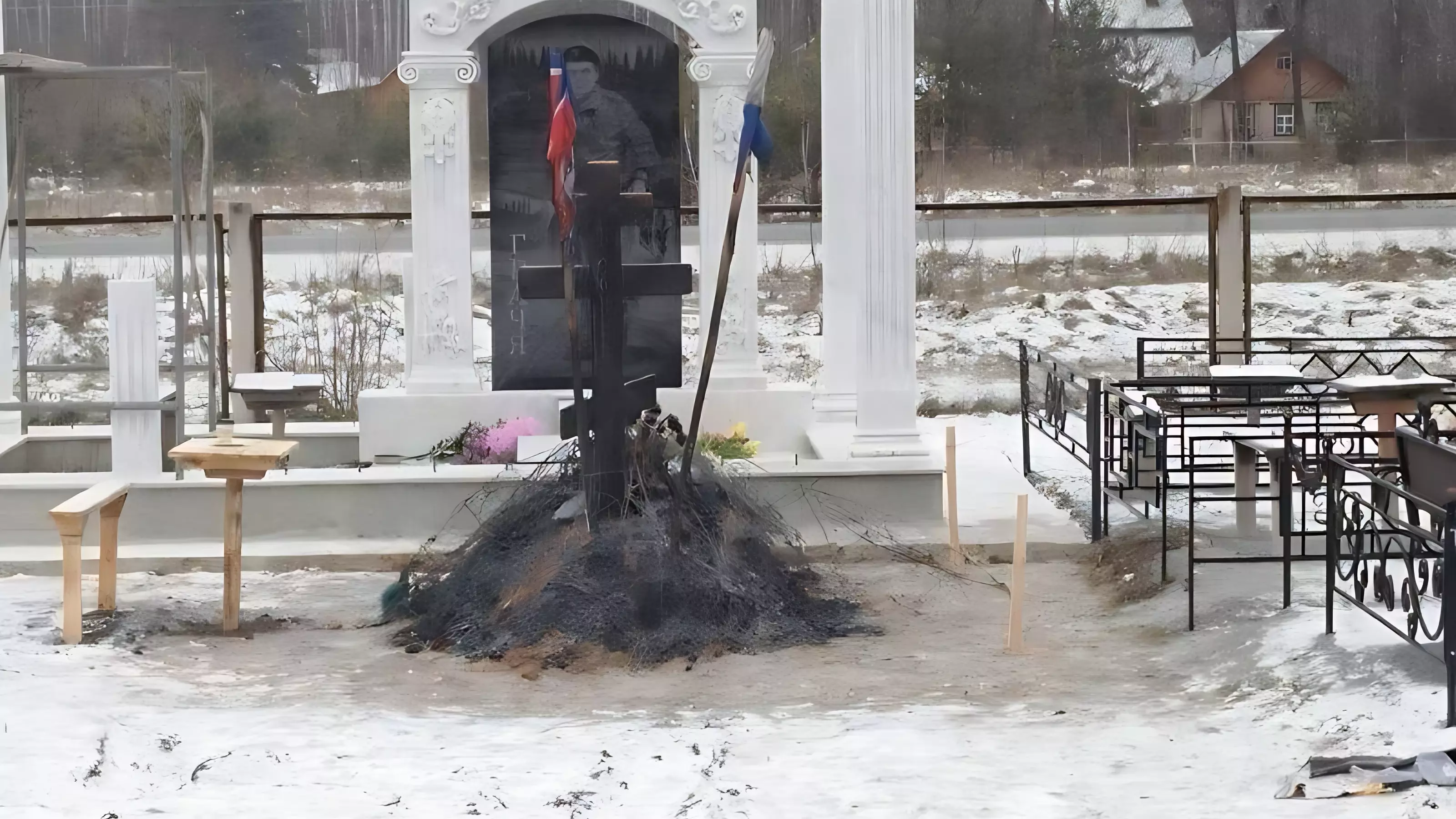 Сожгли флаги и венки: на кладбище под Челябинском разгромили могилы участников СВО