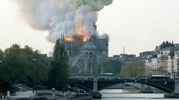 Уже без шпиля и крыши: горит собор Парижской Богоматери