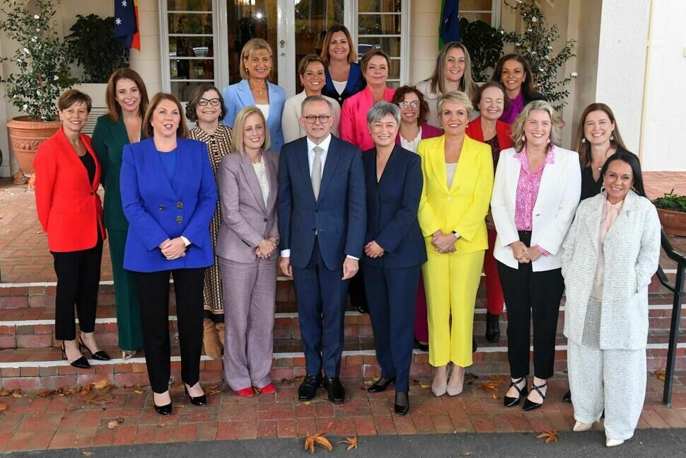 В новом правительстве Австралии министерские портфели получили 13 женщин