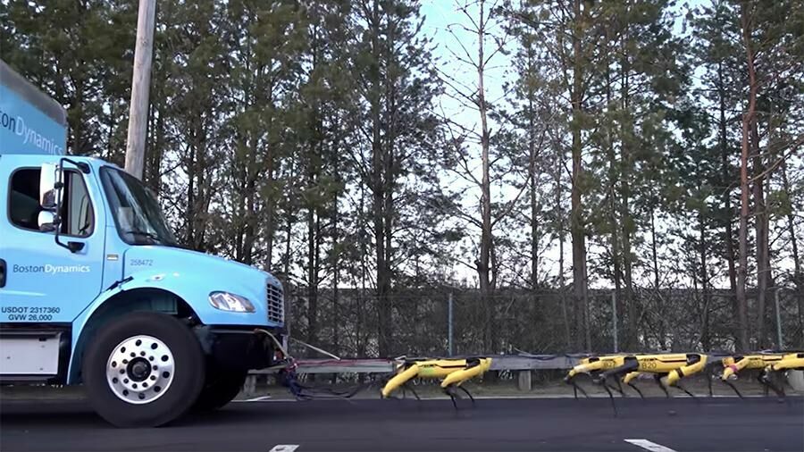 Компания Boston Dynamic научила роботов буксировать грузовик