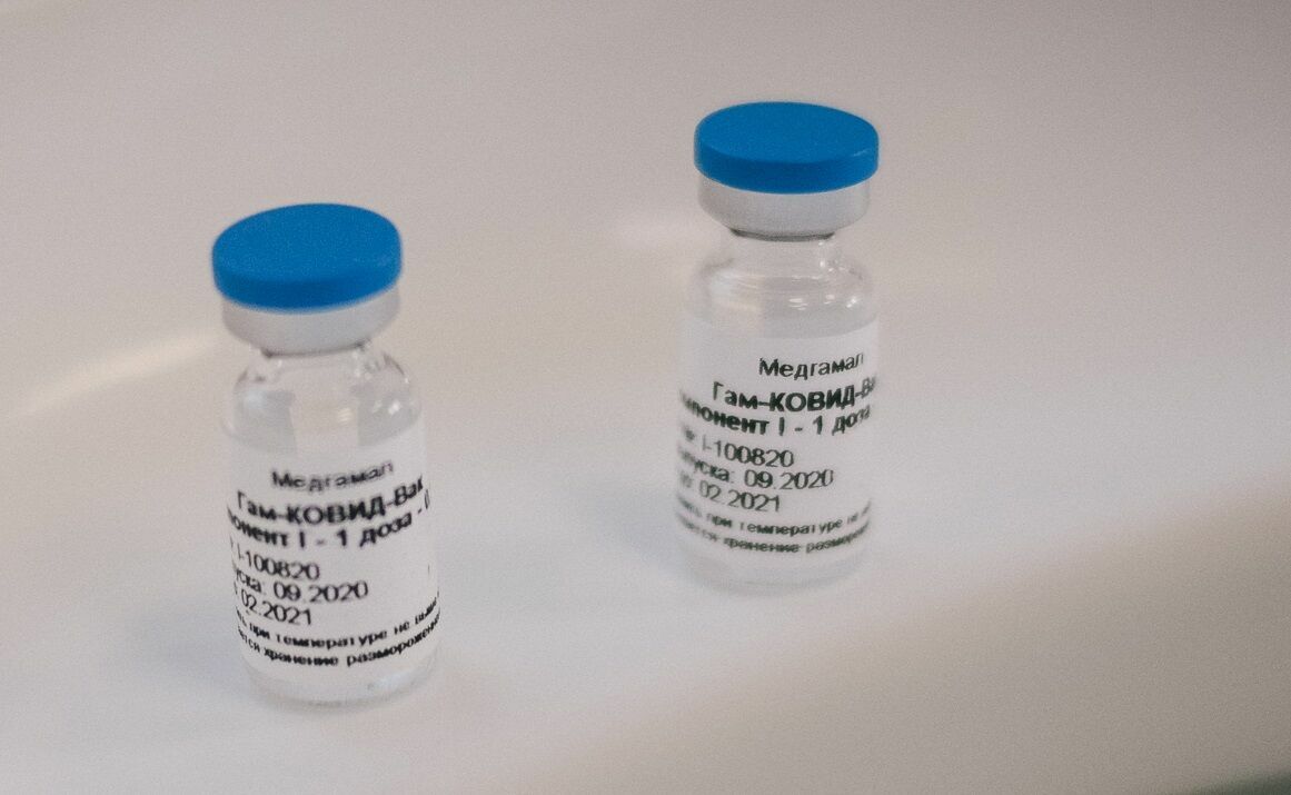 В непризнанной ЛНР началась вакцинация от коронавируса российской вакциной