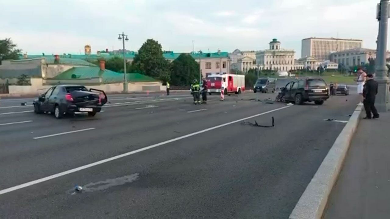 Два человека погибли в аварии на Большом каменном мосту в Москве