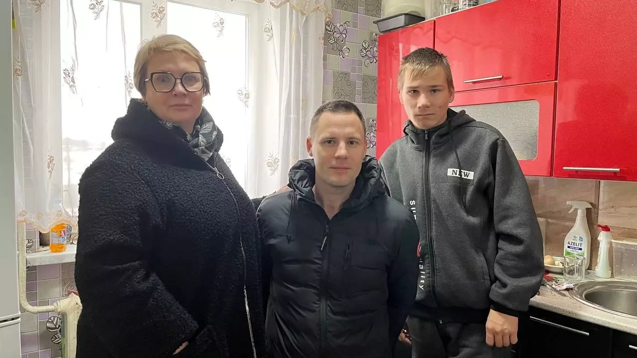 Никита Сорокин с выпускниками детдома