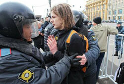 Полиция задержала «белых ленточек» у здания Думы, где выступал Путин