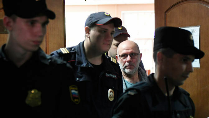 Экс-главу "Гоголь-центра" Малобродского держат в камере с судимым человеком