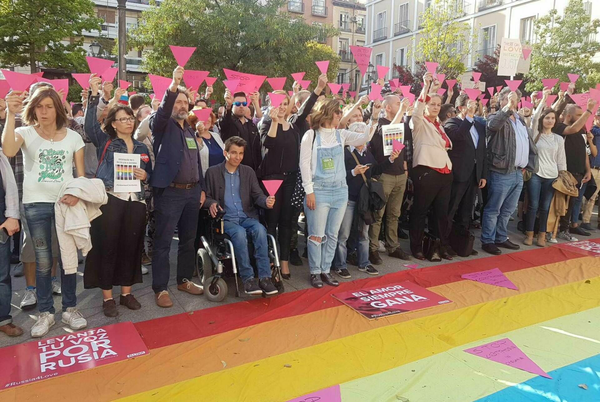 В Мадриде прошел митинг против травли геев в Чечне
