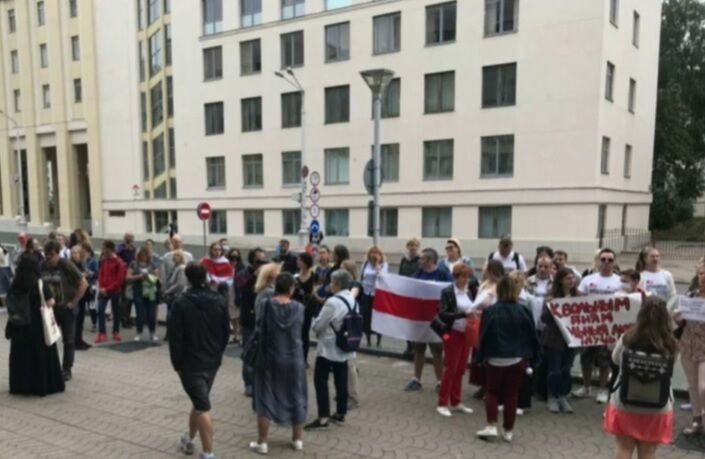Минские учителя вышли на митинг против увольнений их протестующих коллег