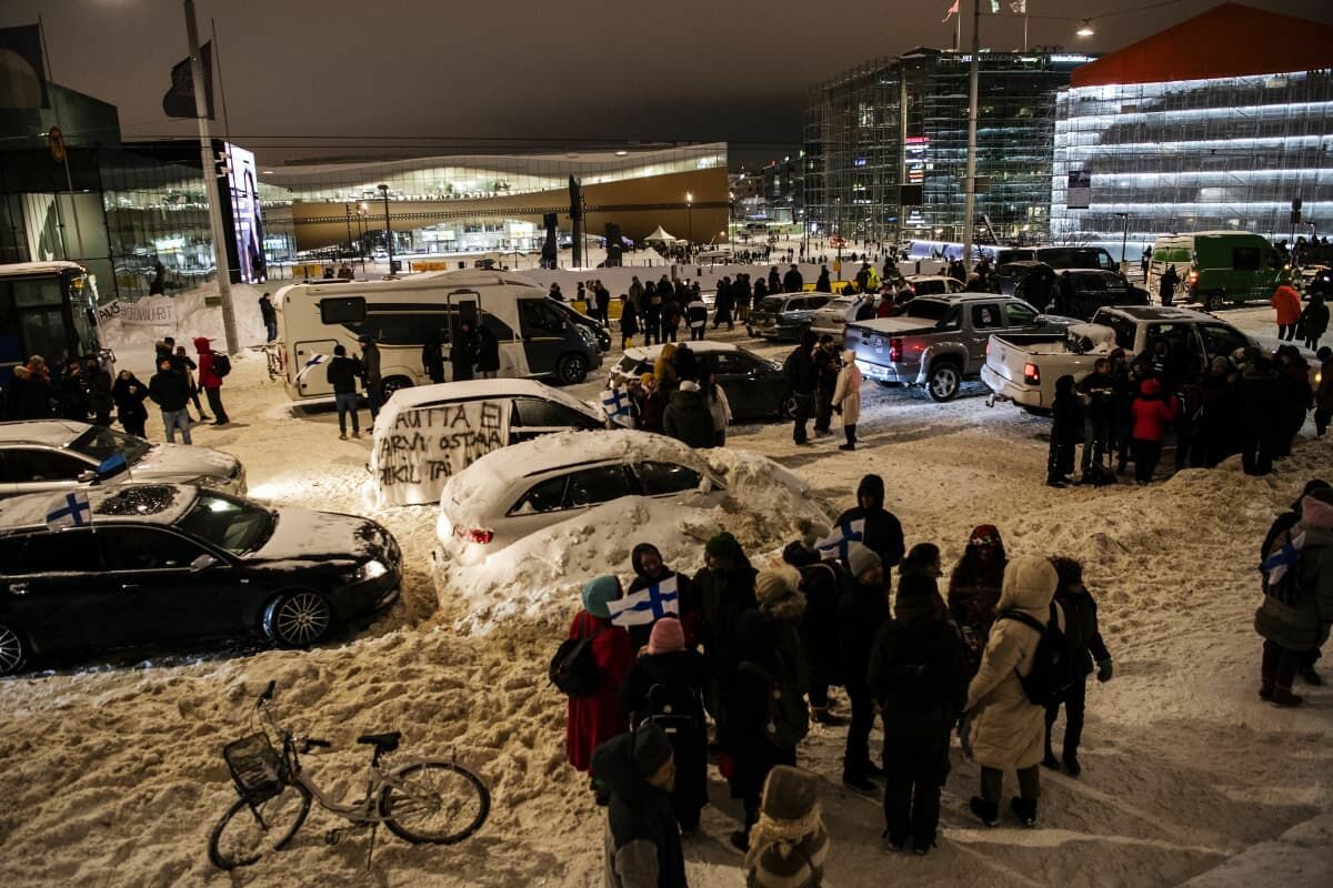 Полиция в Хельсинки задержала 55 противников ковид-паспортов и роста цен на бензин