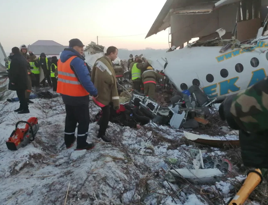 В Казахстане при крушении самолета компании Bek Air погибли семь человек (ВИДЕО)