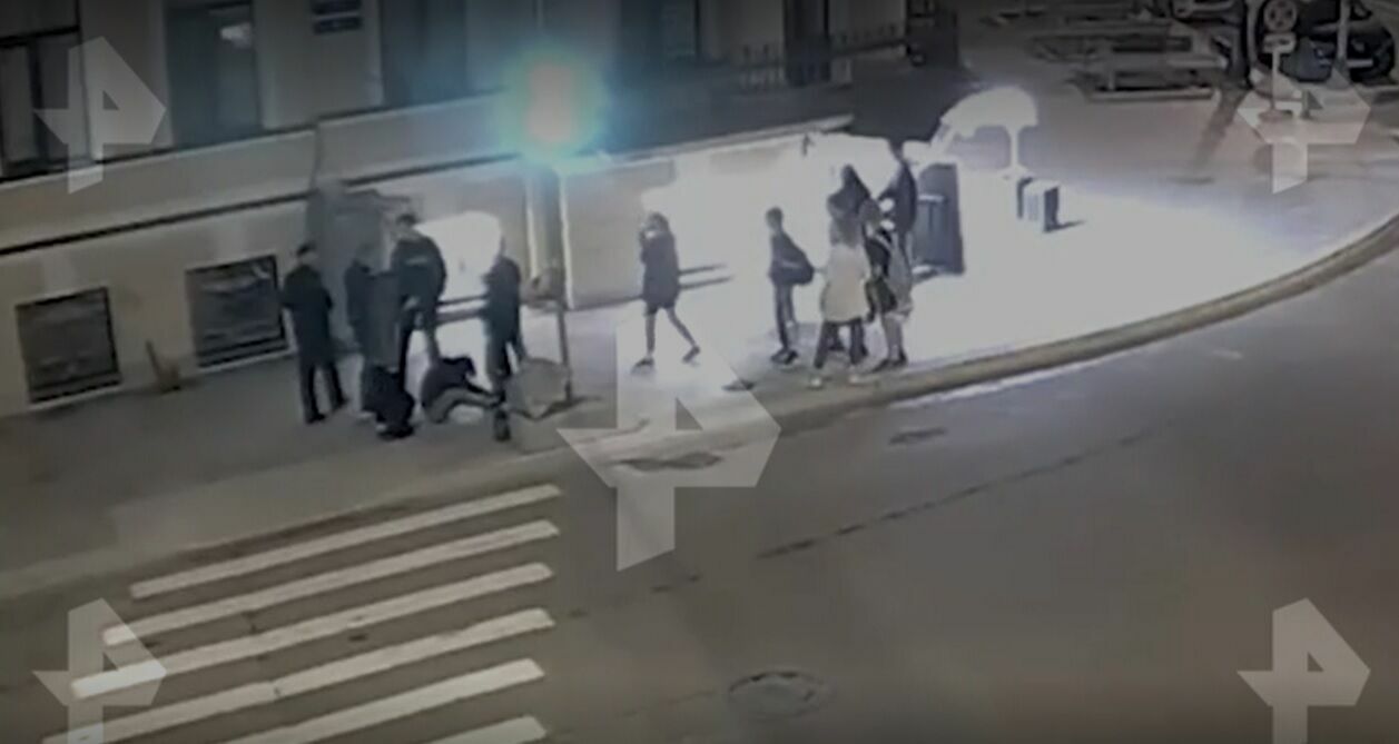 Видеокамера засняла нападение с пистолетом на прохожего в Санкт-Петербурге