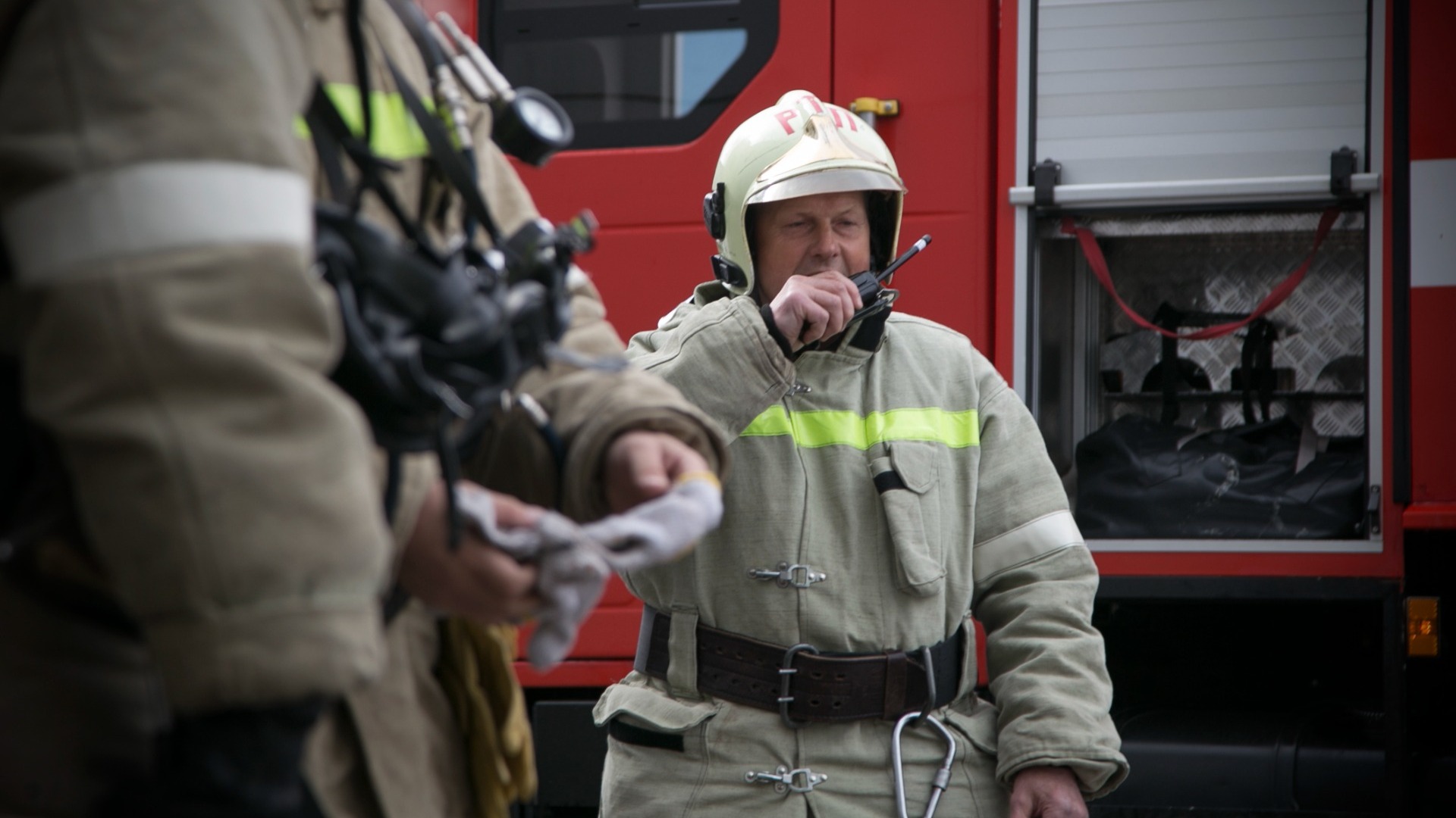 Пожарные нашли способ спасти жителей верхних этажей горящего в Дагестане дома