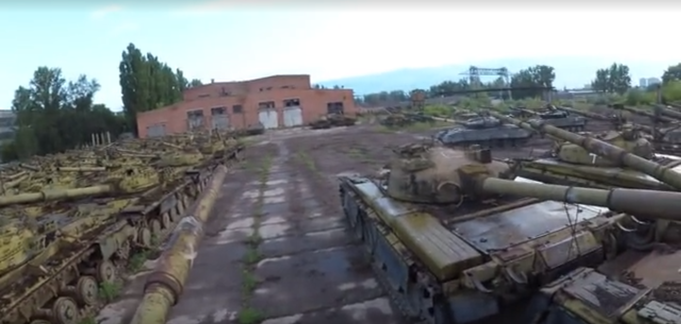 Сталкеры нашли на заброшенной украинской базе готовые к бою танки